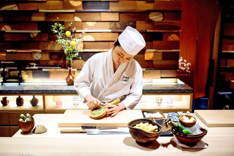 đầu bếp sushi nữ đầu bếp sushi nữ